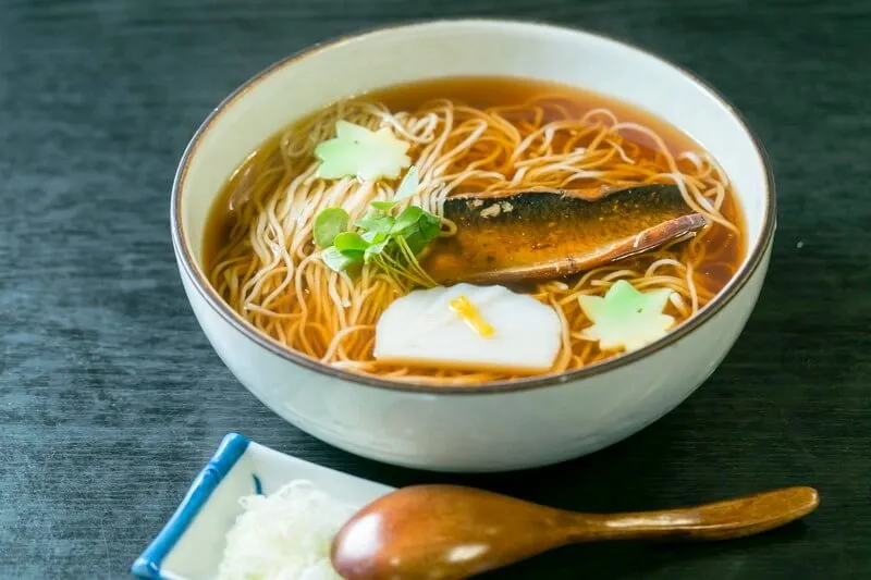 京風のやさしい上品な味付け「深大寺そば きよし」の蕎麦をどうぞ